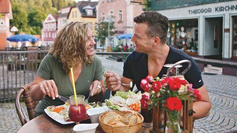 Paar genießt ein leckeres Essen in der Fußgängerzone