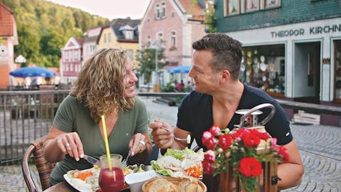Paar genießt ein leckeres Essen in der Fußgängerzone