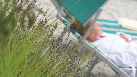 Frau genießt die Sonne am Pool