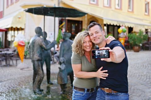 Paar macht ein Selfi auf dem Marktplatz
